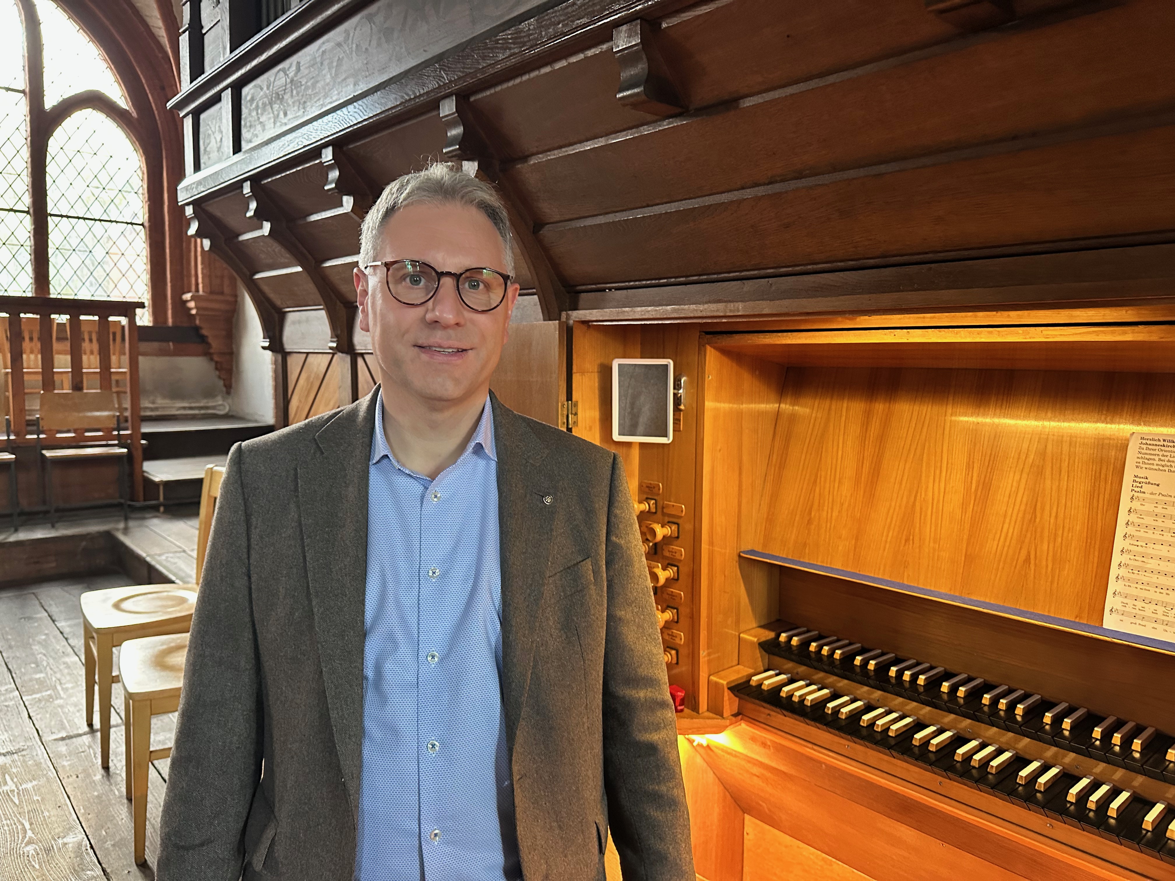 Timo Corleis vor der Orgel der Tostedter Johanneskirche. Foto: C.Wöhling