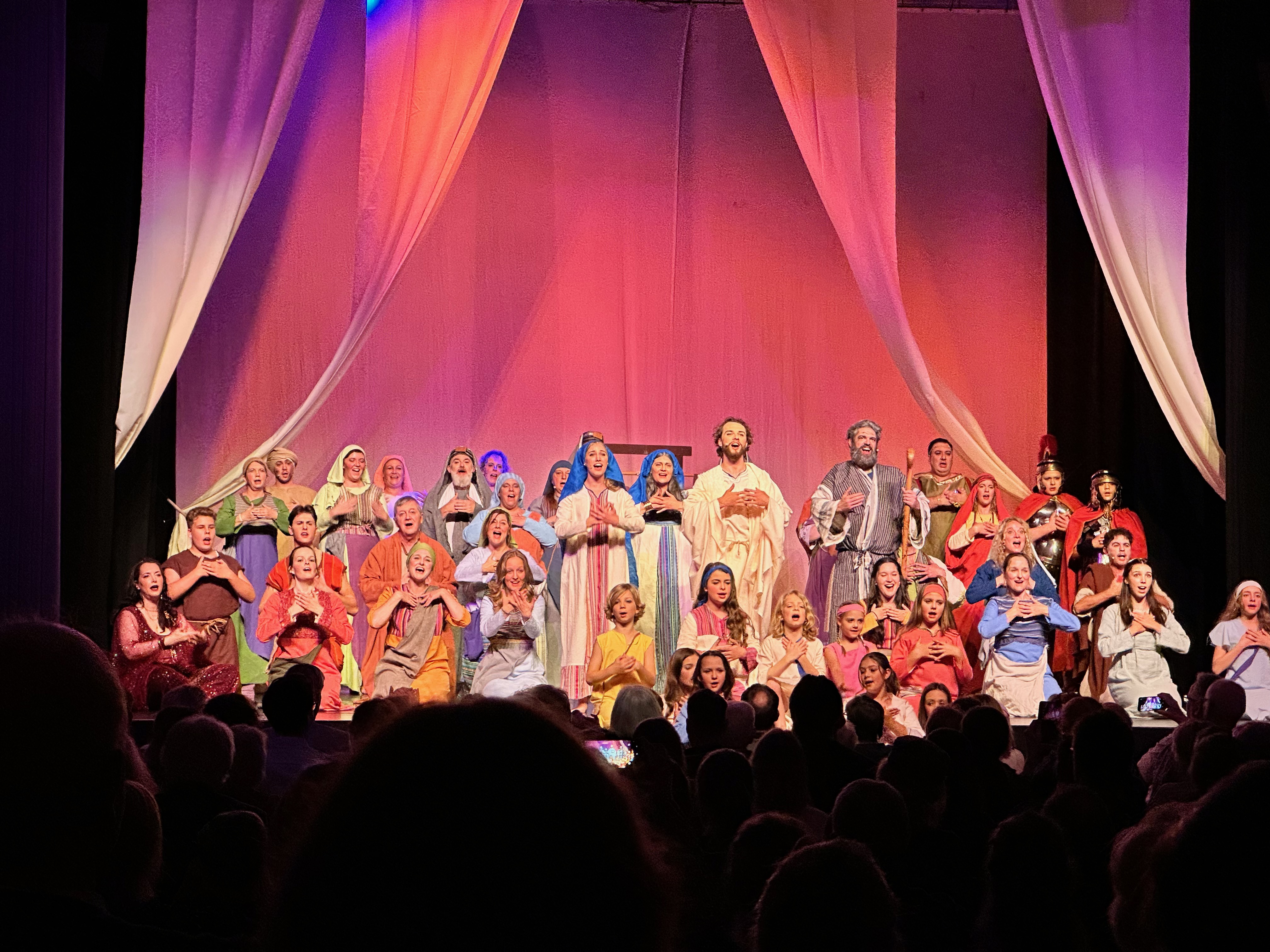 Alle Darstellerinnen und Darsteller singen den Schluss-Song des Musicals.Foto: C.Wöhling