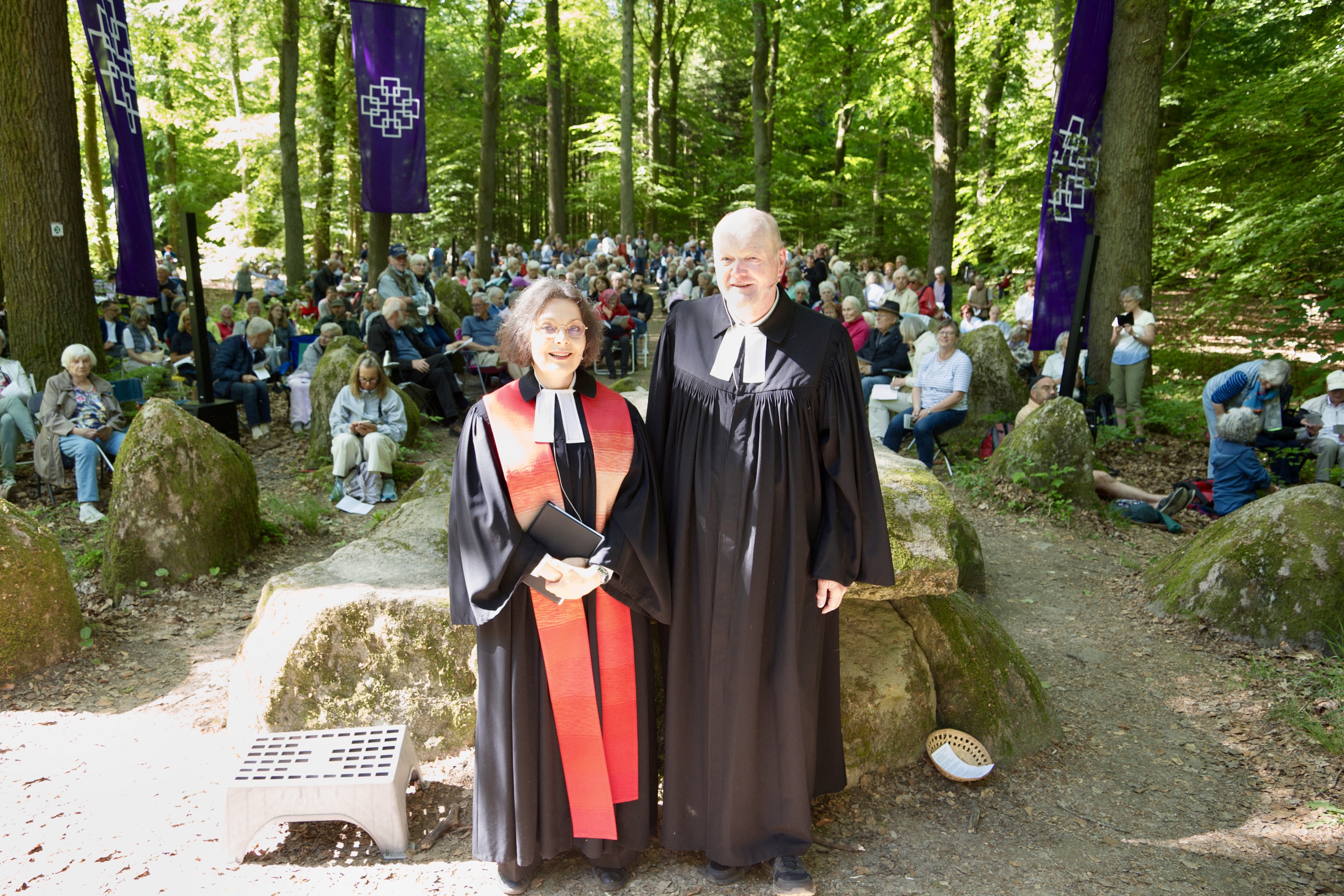 Pastorin Julia Neuschwander und Superintendent Dirk Jäger beim Waldgottesdienst. Foto: U. Wagner