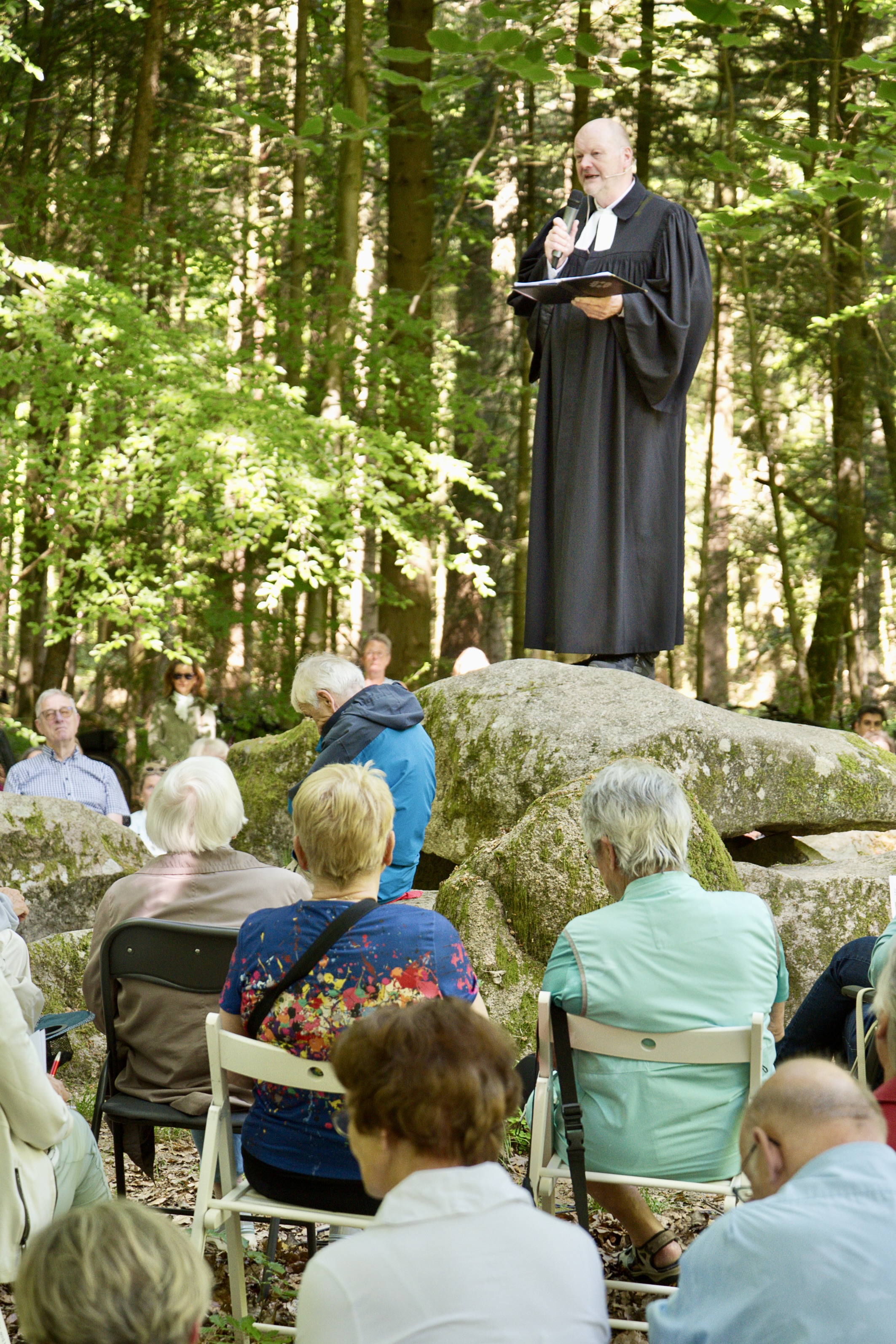 Superintendent Dirk Jäger hält die Predigt im Klecker Wald. Foto: U. Wagner