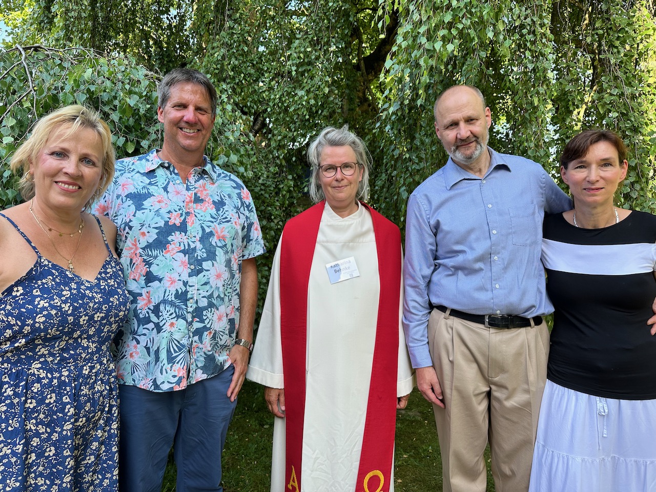 Zwei befreundete Paare ließen sich segnen, vlnr: Susanne und Peter Preiß, Pastorin Katharina Behnke, Roland und Susanne Sakel. Foto: C.Wöhling