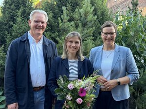 Von links nach rechts: Pastor Markus Kalmbach, Winsen St. Marien, amtierender (stellvertretender) Kirchenkreissynoden-Vorsitzende, designierte Superintendentin Johanna Reimers und Regionalbischöfin Marianne Gorka (Foto: Deborah Siemermann, Kirchenkreis Winsen/Luhe) 