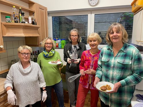In der Küche bereiten ehrenamtlich Mitarbeitende immer das leckere Essen vor. Foto: C.Wöhling
