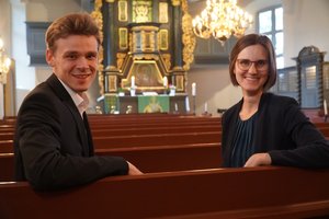 Pastorin Tomke Oliva und Pastor Jan Oliva in der Nicolai-Kirche in Elstorf. Foto: N. Nadolny