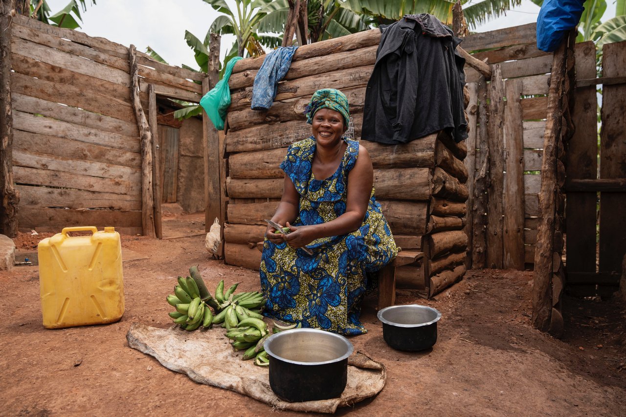 Erabeca Kirabo (30), Bäuerin, Schneiderin und Mutter von zwei Kindern, nimmt mit ihrer Familie am Projekt der Organisation ACORD teil. ACORD ist eine Partnerorganisation von Brot für die Welt.  © Siegfried Modola