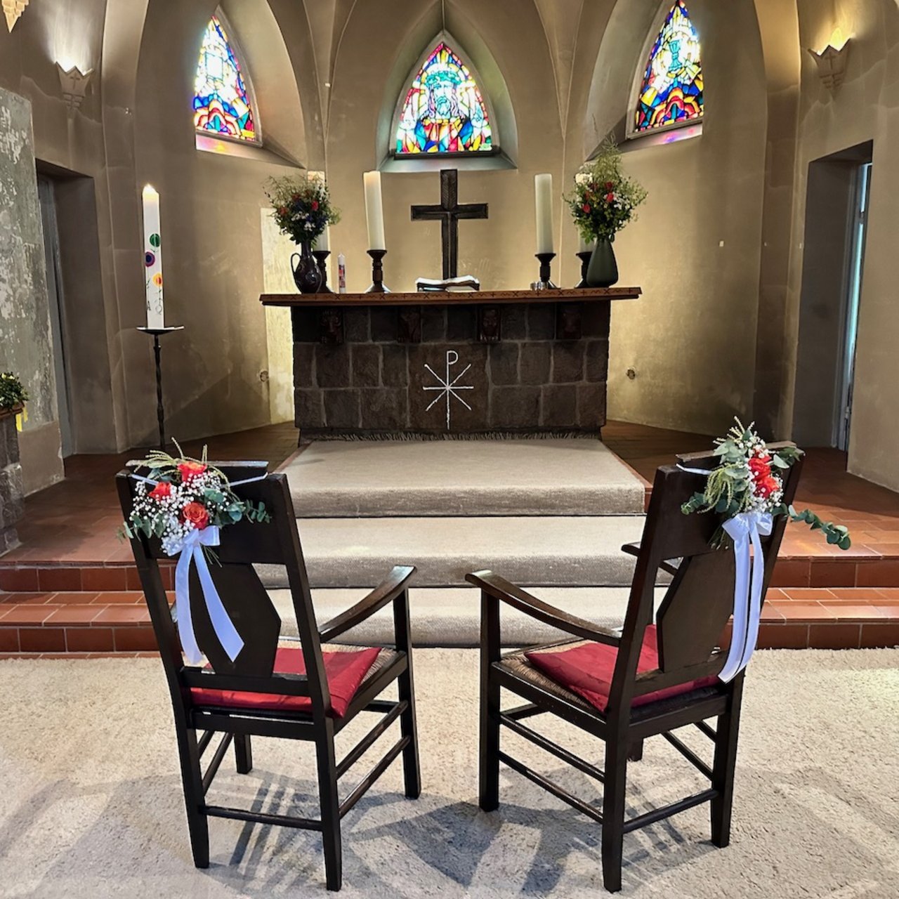 Hochzeitsstühle in der Nenndorfer Kirche. Foto: C.Wöhling