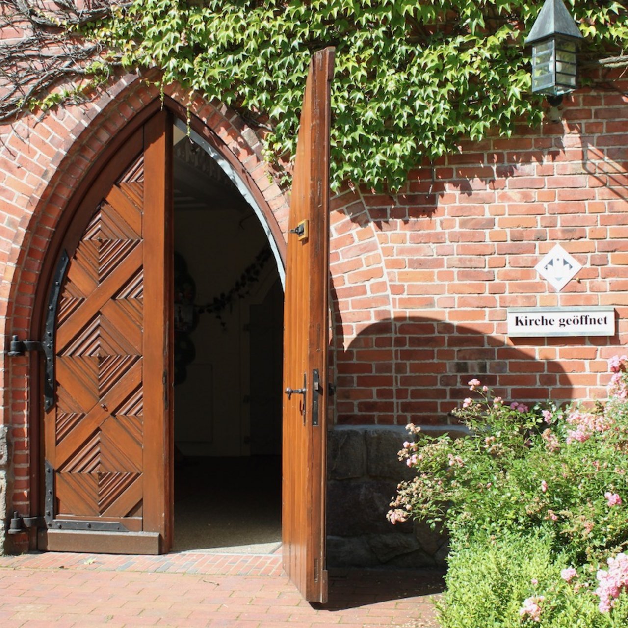 Kirchentür Nenndorf. Foto: C.Wöhling