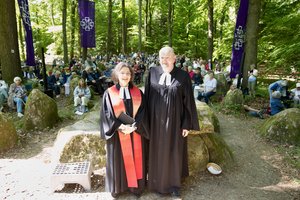 Pastorin Julia Neuschwander und Superintendent Dirk Jäger beim Waldgottesdienst. Foto: U. Wagner