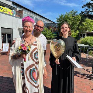 Petra und Torsten Bessert aus Jesteburg mit Pastorin Caroline Hoppe vor dem Gemeindehaus in Buchholz.Foto: C.Wöhling