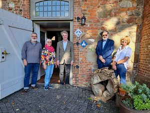 vlnr: Diakon Holger Kuk, Kirchenvorstandsvorsitzende Brigitte Bretschneider, Dr. Wolfgang Rüther, Referent für „Kirche in Freizeit und Tourismus“ der Ev.-Luth. Landeskirche Hannovers, Jürgen Böhme, scheidender Hollenstedter Bürgermeister und Kirchenvorstandsvorsitzende Heike Christiansen vor dem Signet der Radwegekirche. Foto: A. Heins