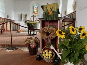 Die mit Erntegaben geschmückte Mauritiuskirche in Hittfeld. Foto: C.Wöhling
